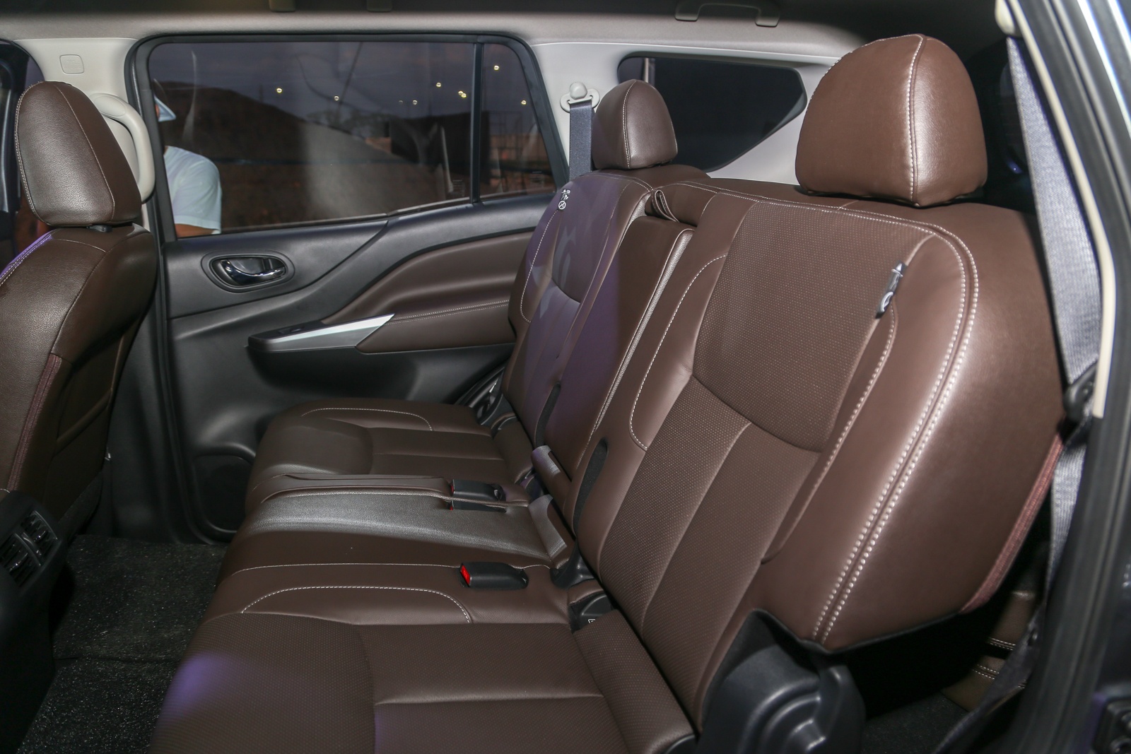 gia Nissan Terra anh 12