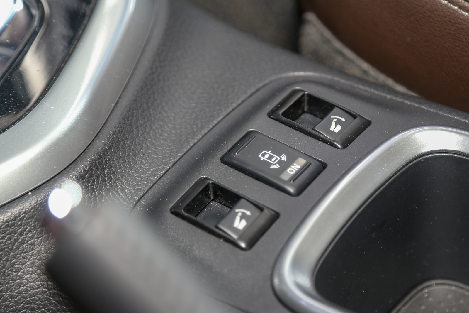 gia Nissan Terra anh 11