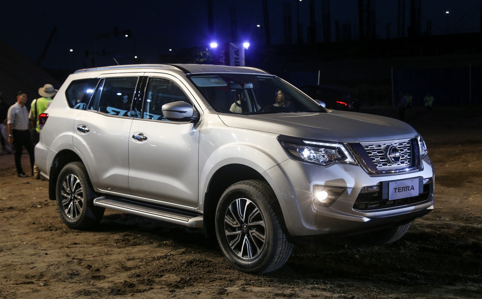 gia Nissan Terra anh 1