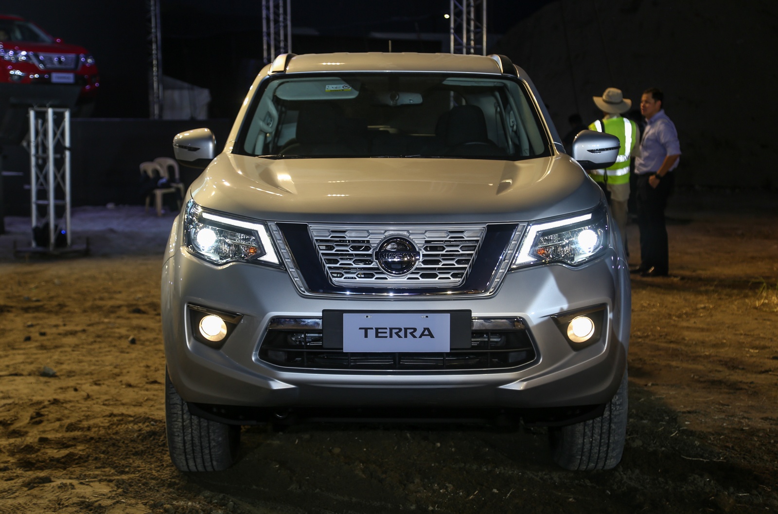 gia Nissan Terra anh 2