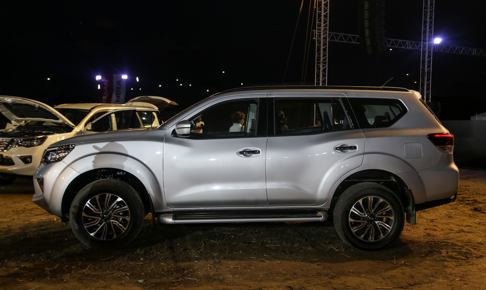 gia Nissan Terra anh 3