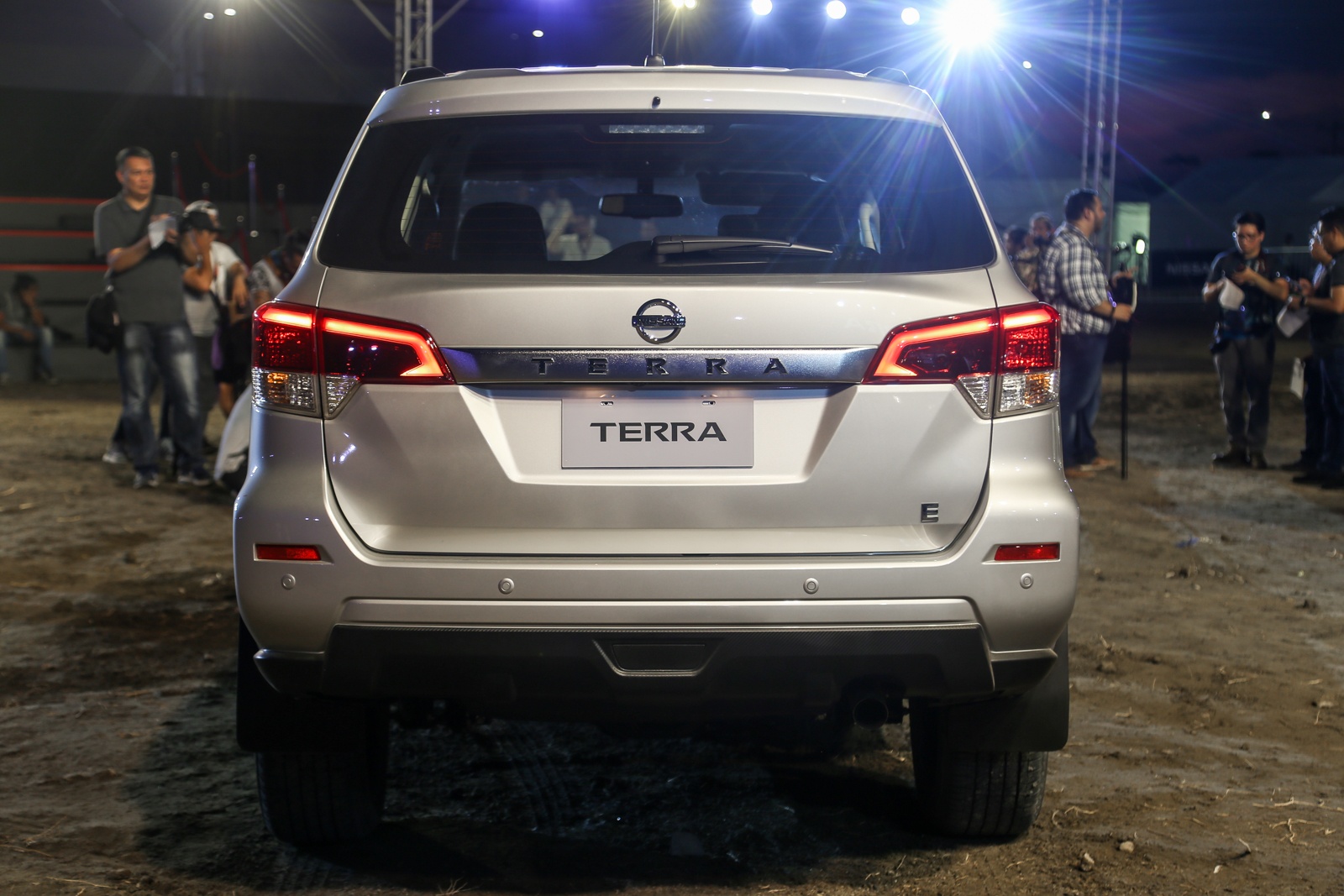 gia Nissan Terra anh 4