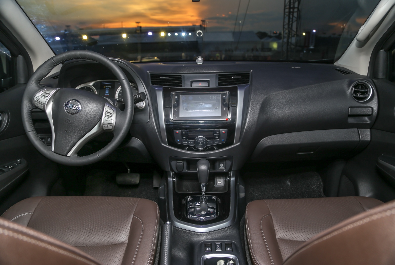 gia Nissan Terra anh 9