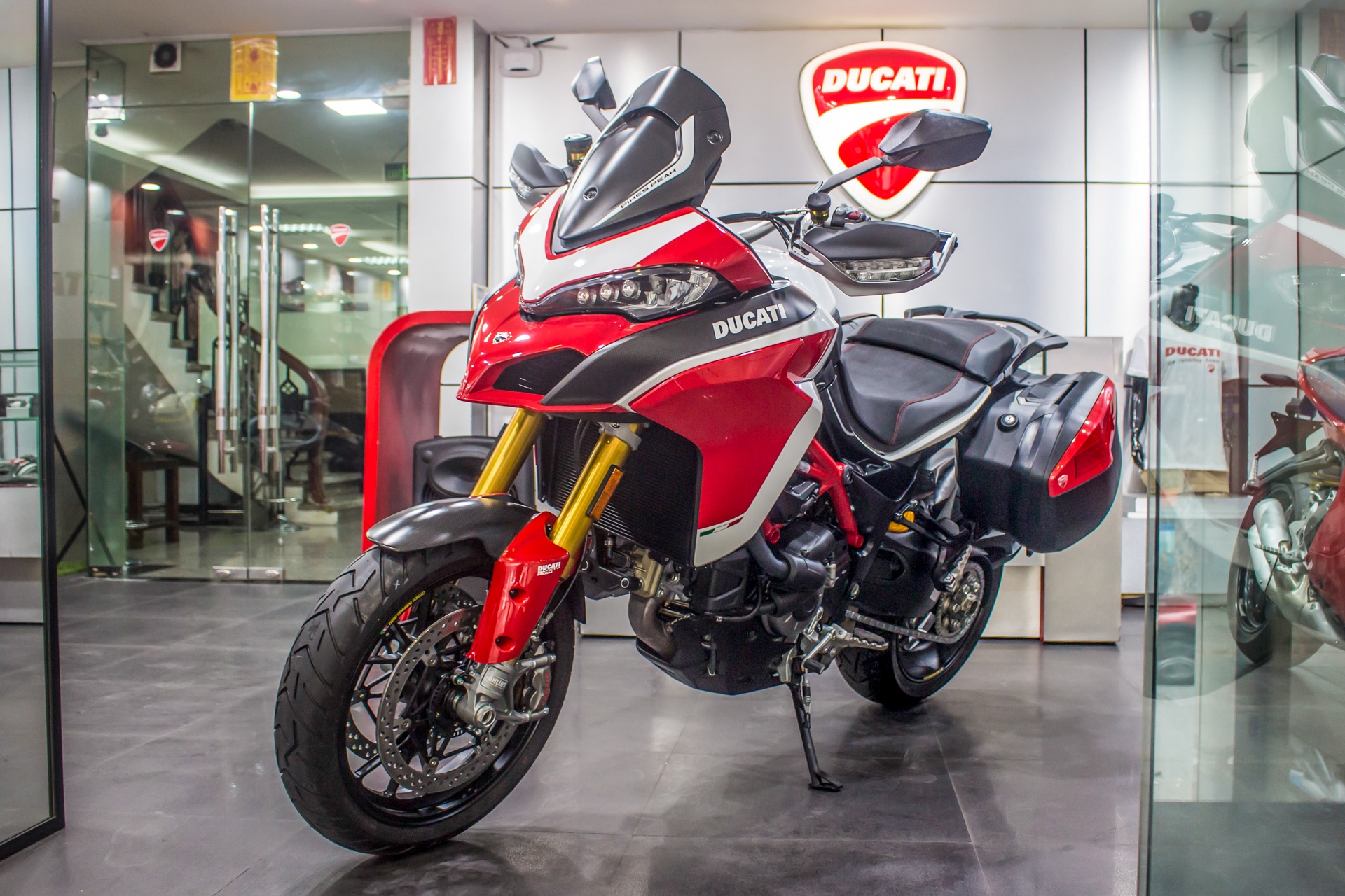 Ducati Multistrada Pikes Peak 2018 gia ngang Toyota Camry tai VN hinh anh