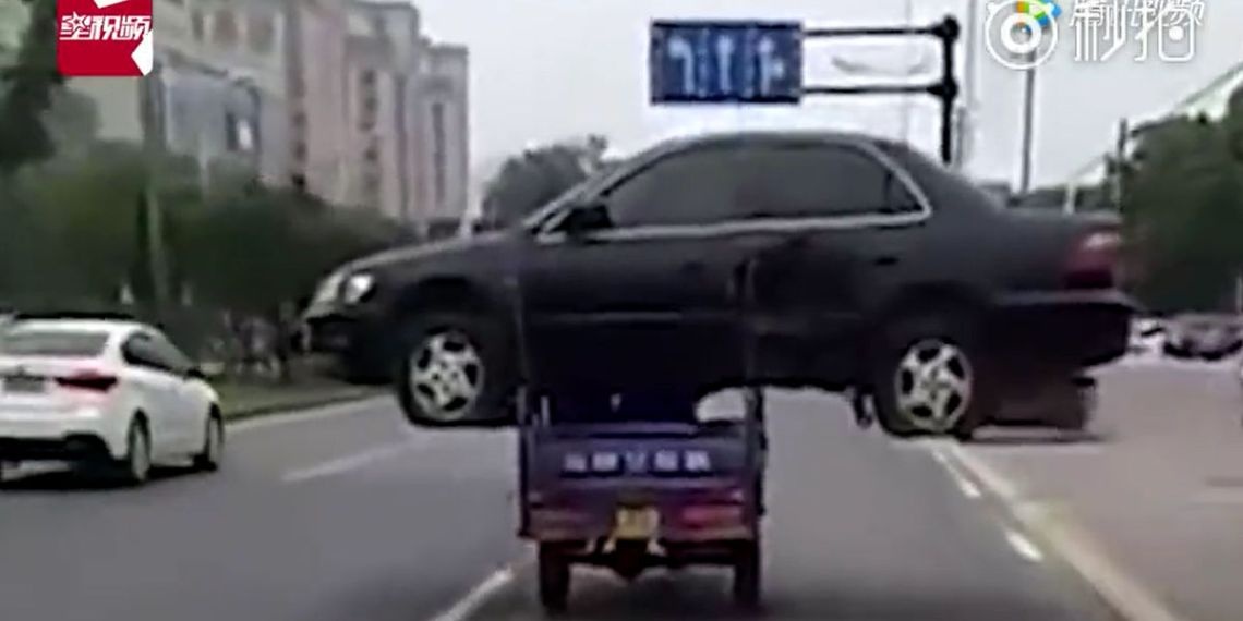 Cho oto bang xe ba gac o Trung Quoc hinh anh
