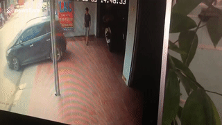 Doan video nu tai xe lui xe dam trung nguoi chi dan len bao nuoc ngoai hinh anh