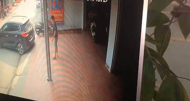 Nguoi phu nu lui xe dam trung nguoi chi dan o Ha Noi hinh anh