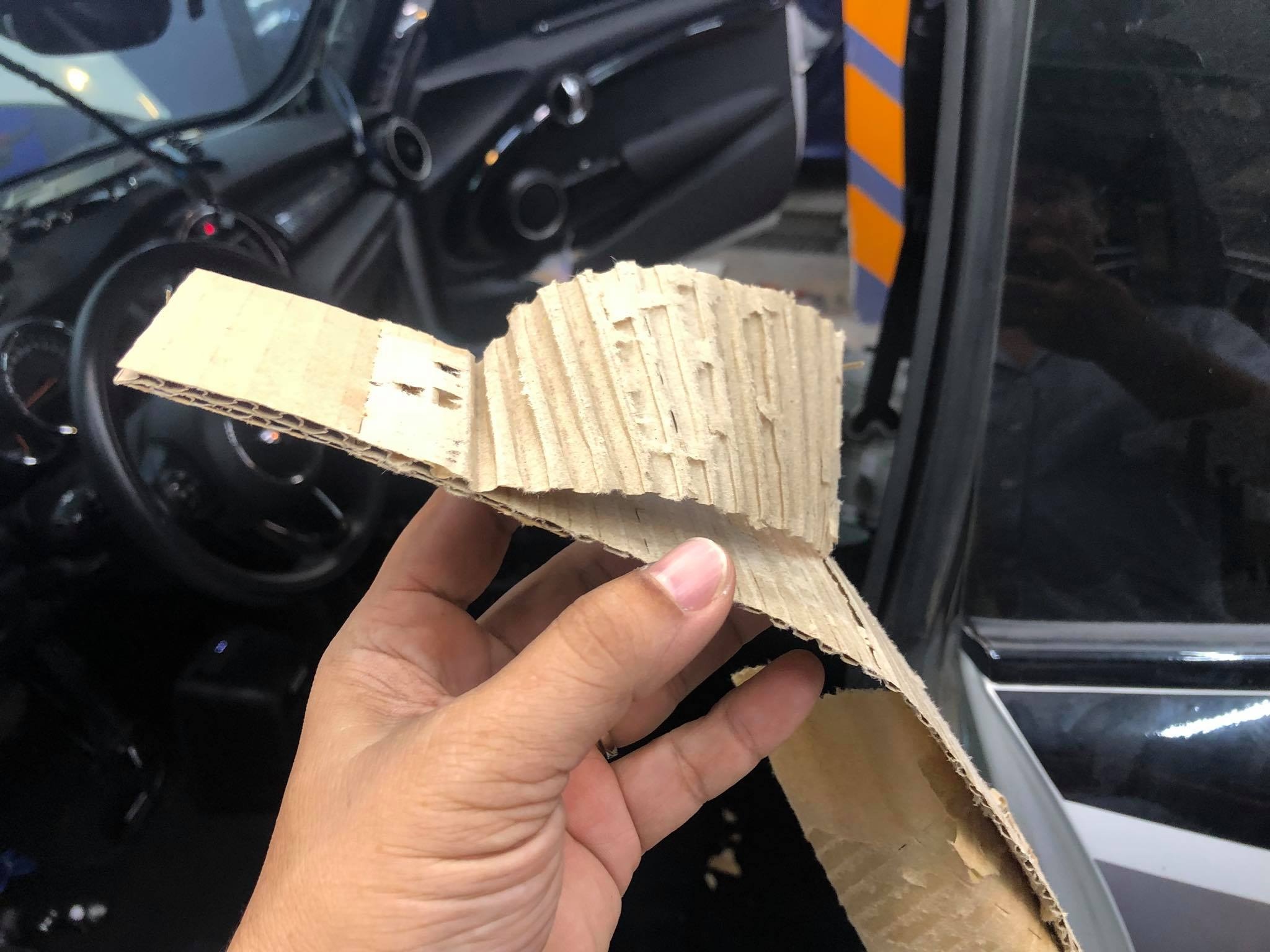 Lop bia cac-tong op trong tran xe Mini Cooper S hinh anh