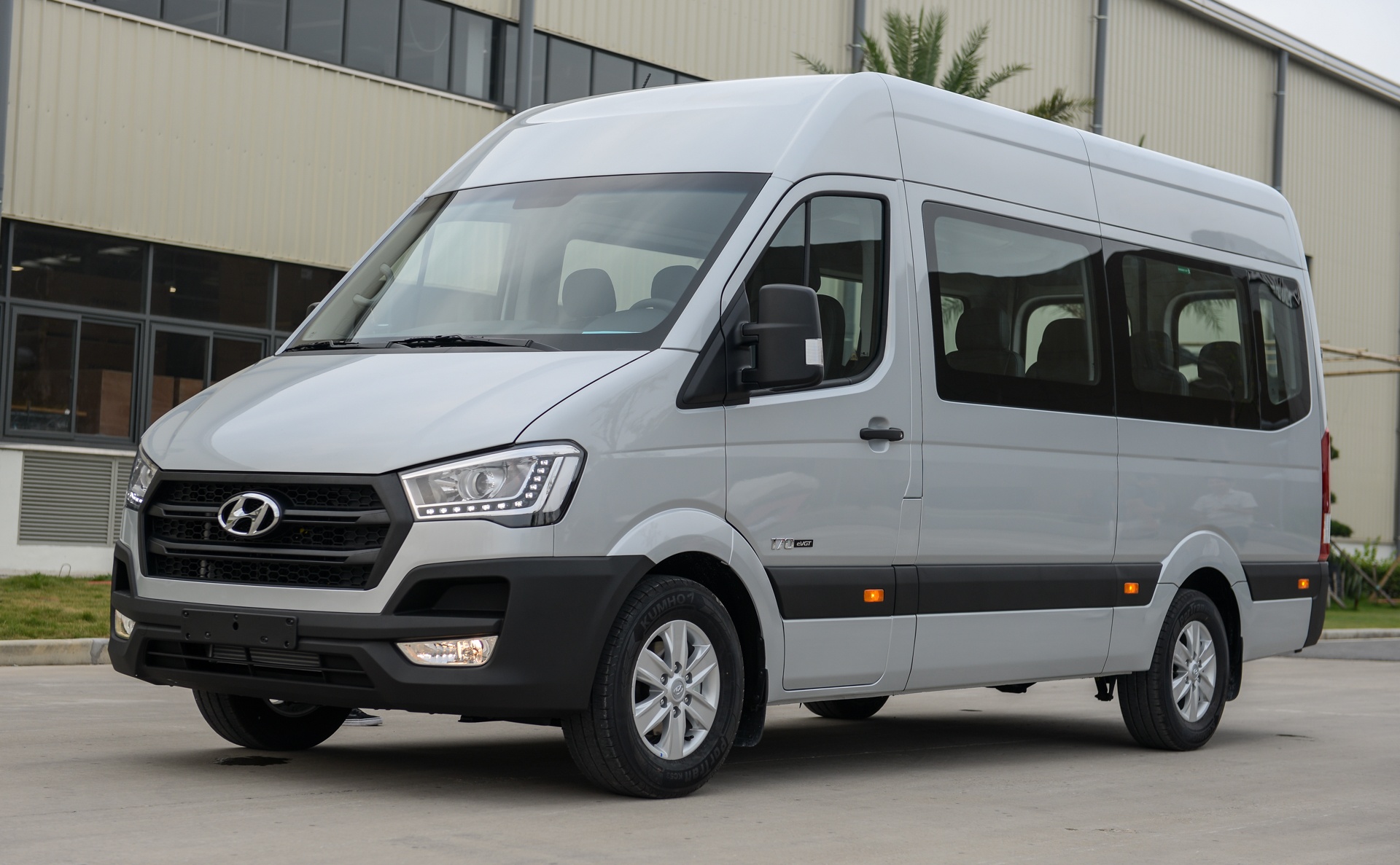 Hyundai Solati gia 1,08 ty dong, doi dau Ford Transit o VN hinh anh