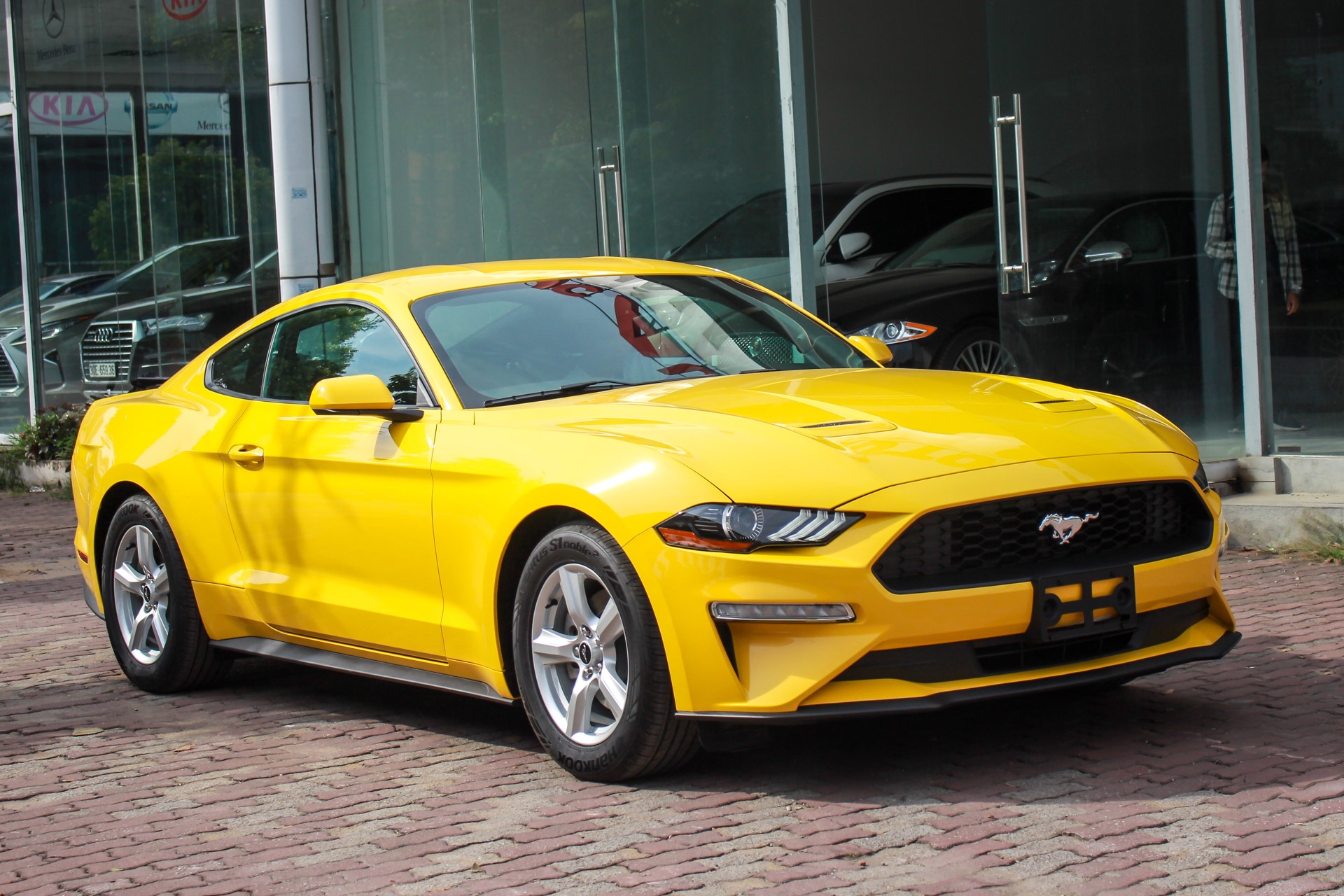 Chi tiet 'xe co bap My' Ford Mustang 2018 tren duong pho Ha Noi hinh anh