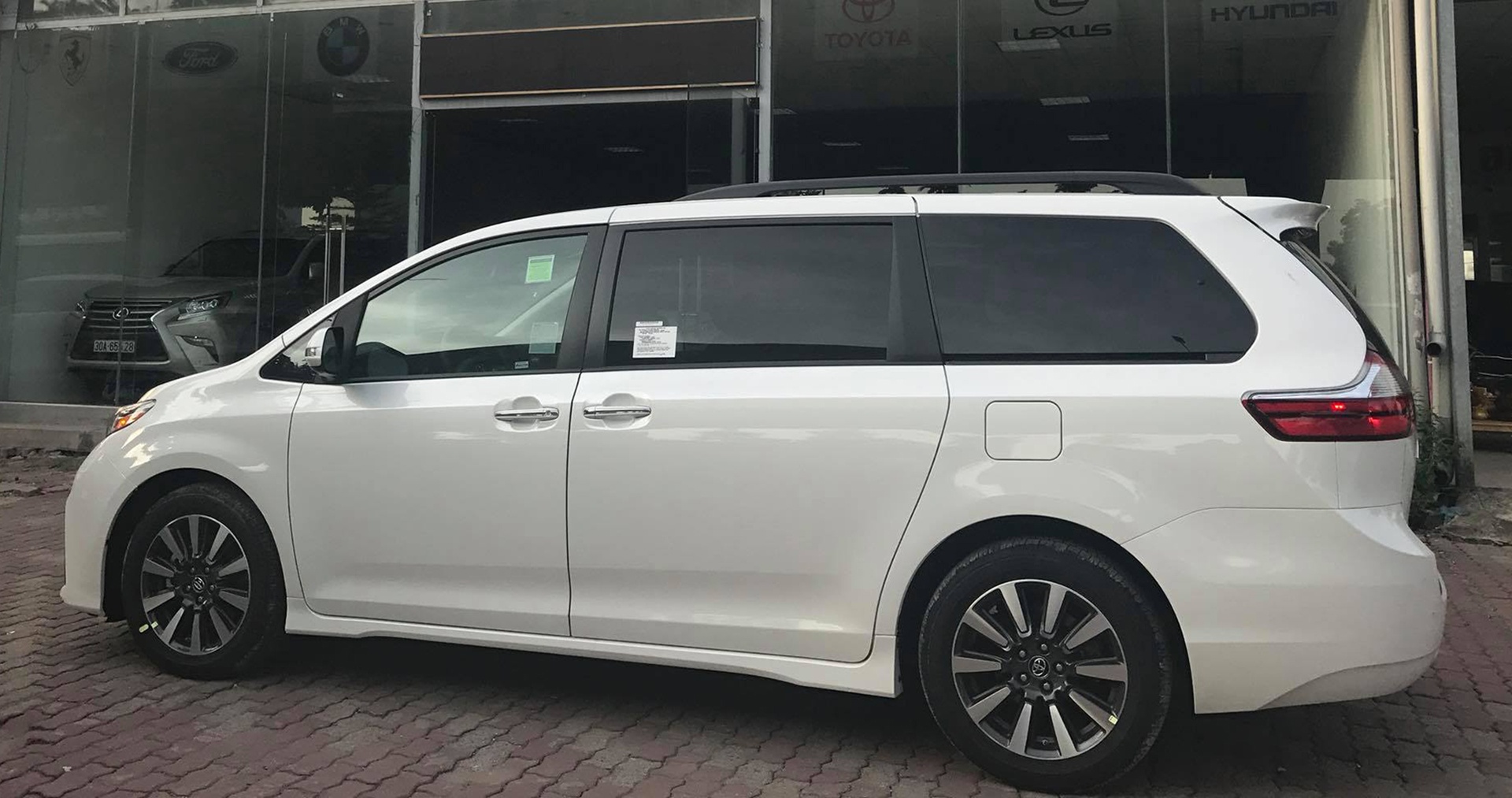 xe Toyota Sienna 2018 ve Viet Nam anh 4