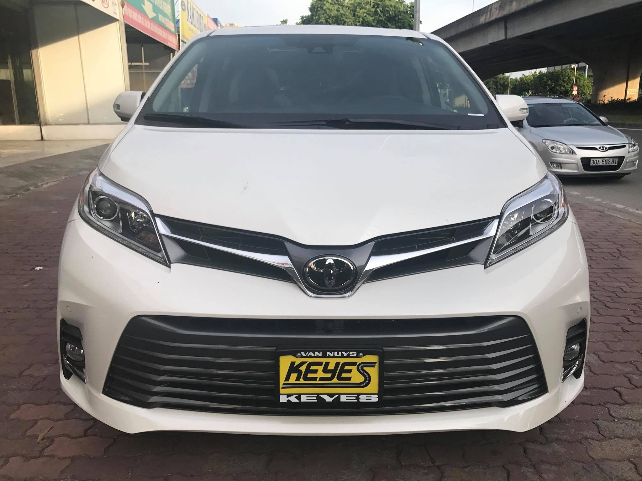Toyota Sienna Limited 2018 ve Viet Nam, gia hon 4 ty dong hinh anh