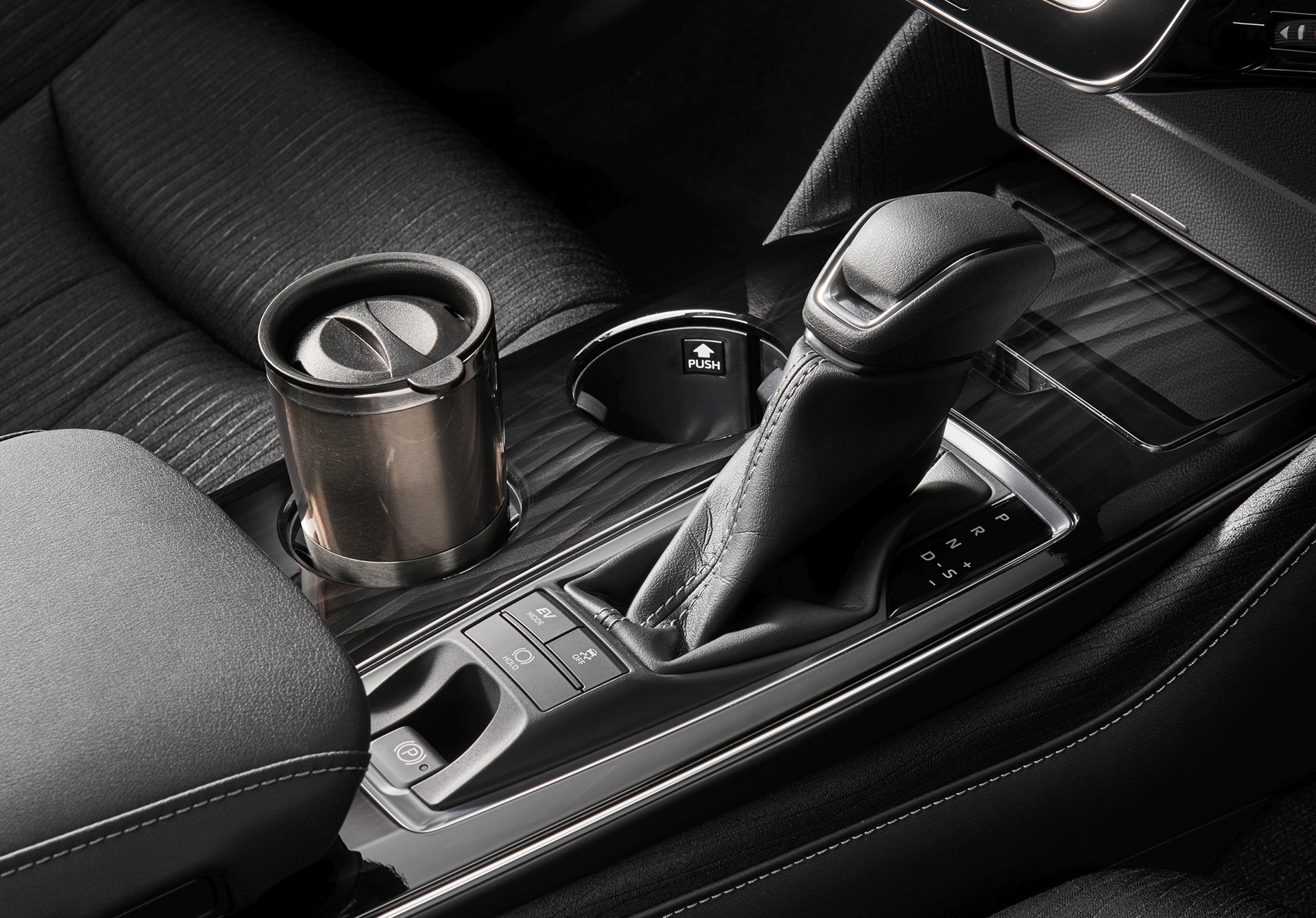 xe Toyota Crown anh 12