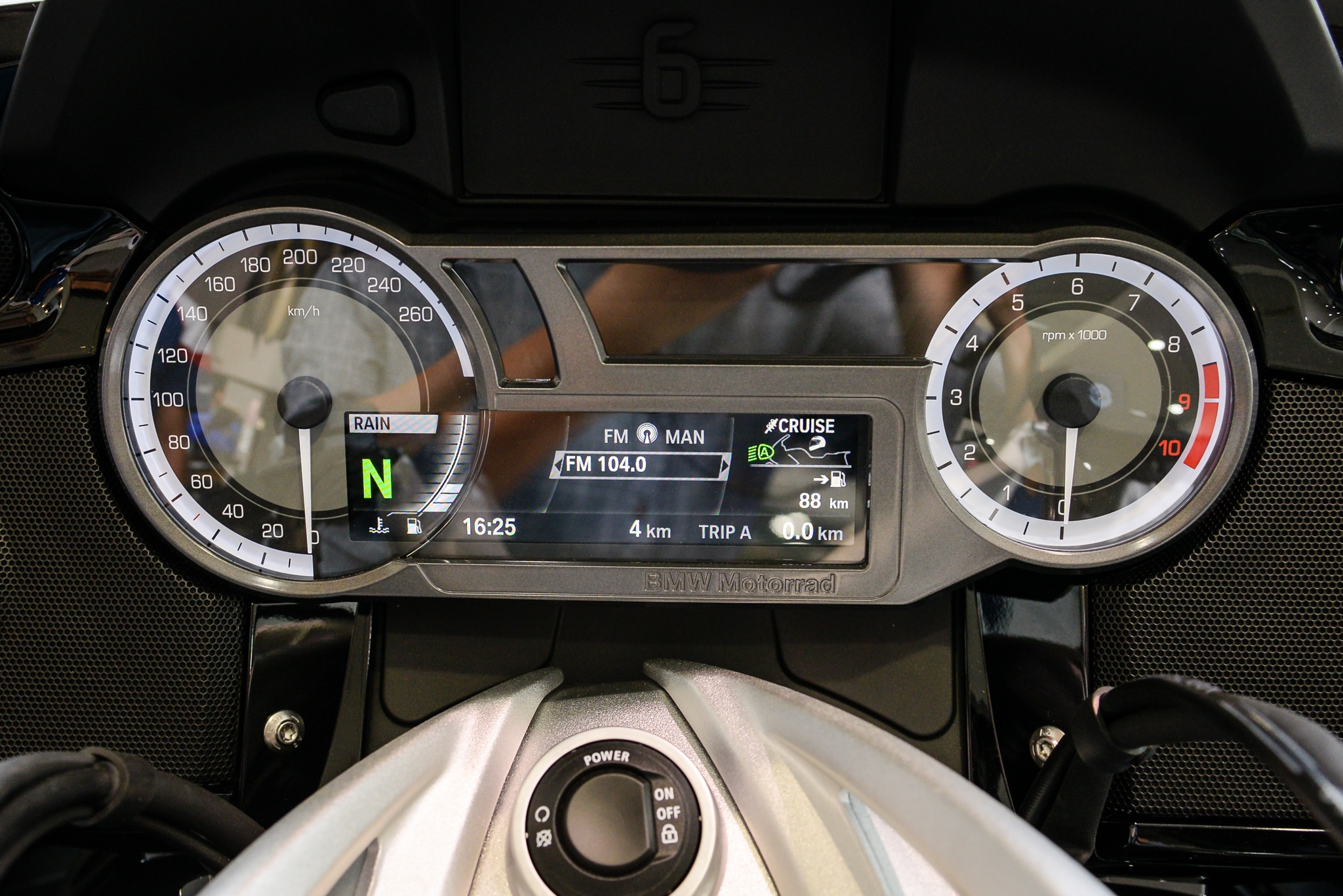 moto BMW K1600B anh 3