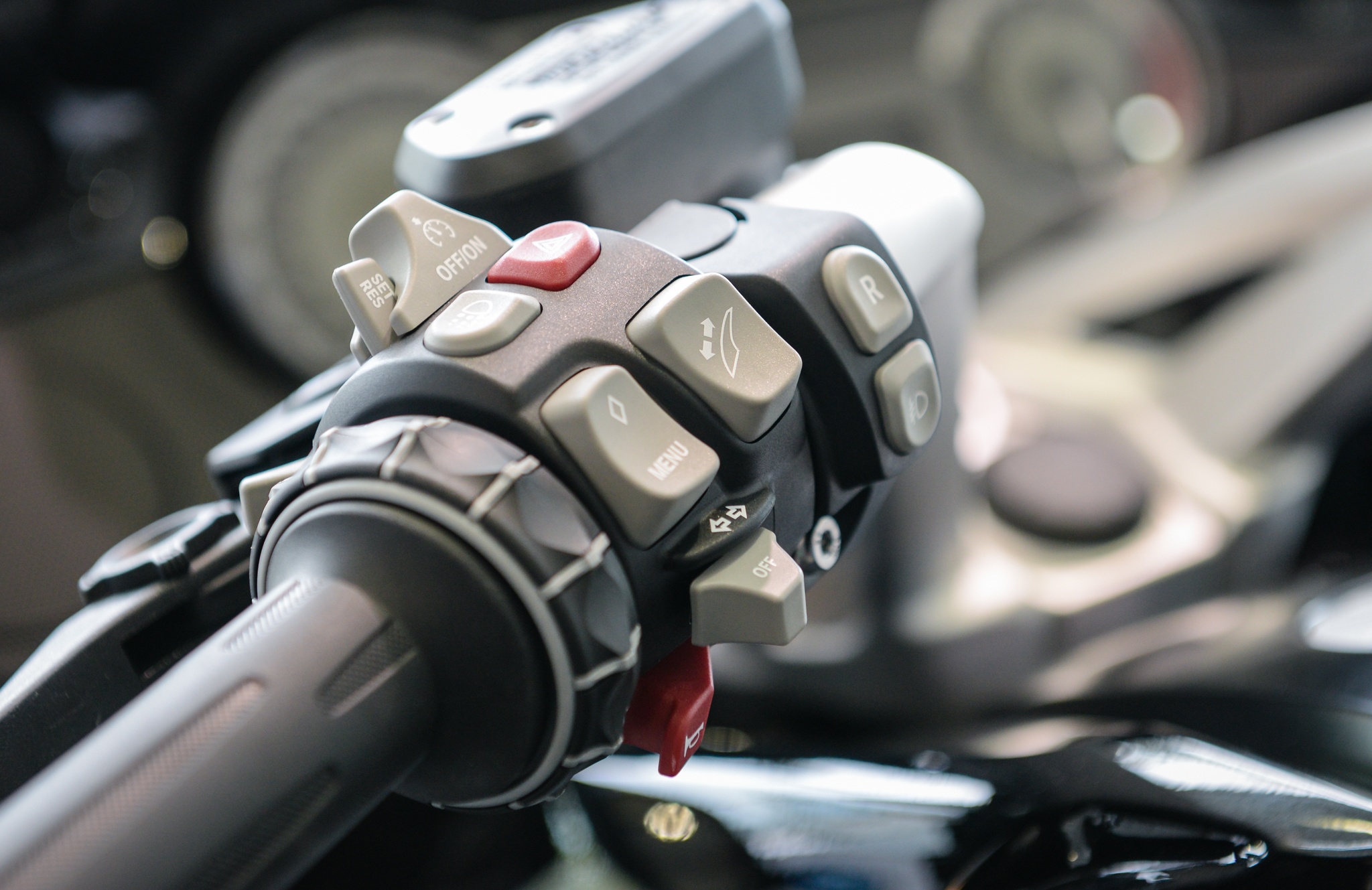 moto BMW K1600B anh 4