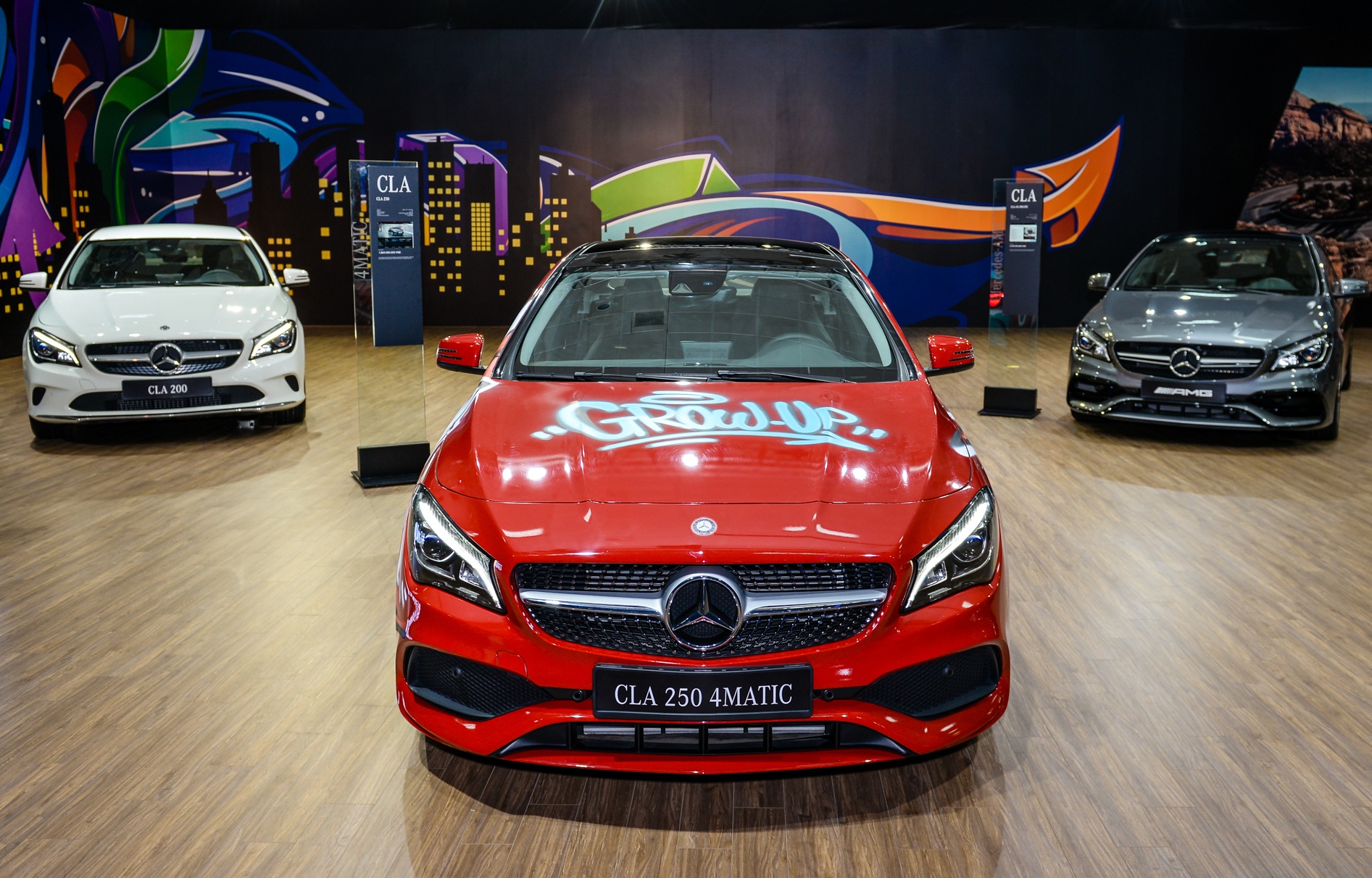 Trien lam Mercedes o Ha Noi - vang xe nhap, khong moi me hinh anh