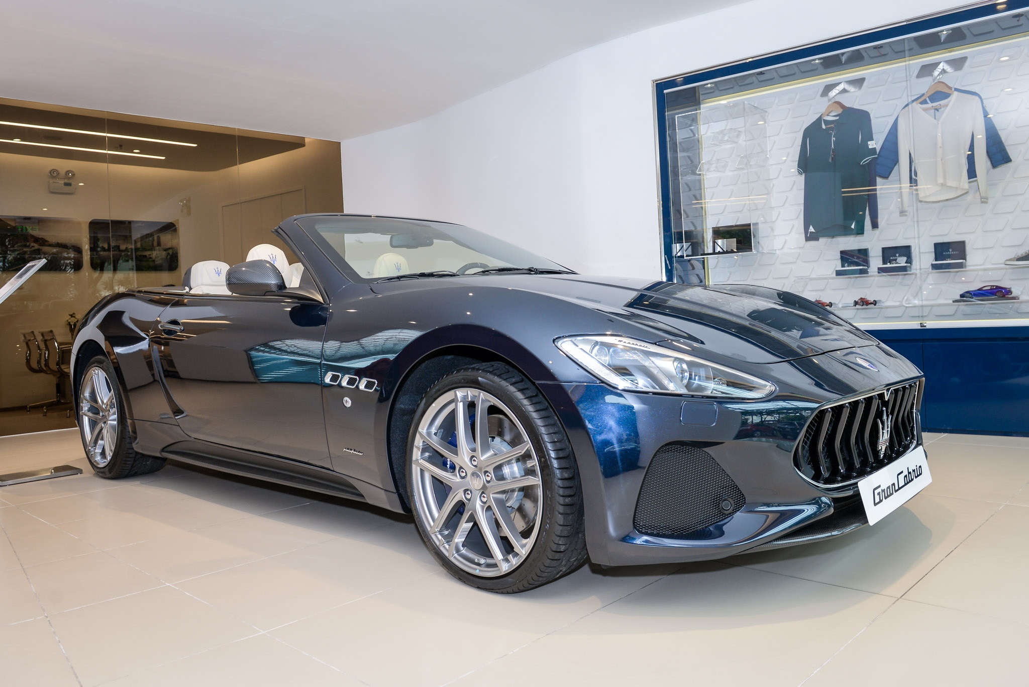 Maserati GranCabrio Sport 2018 gia hon 17 ty dong ve Viet Nam hinh anh