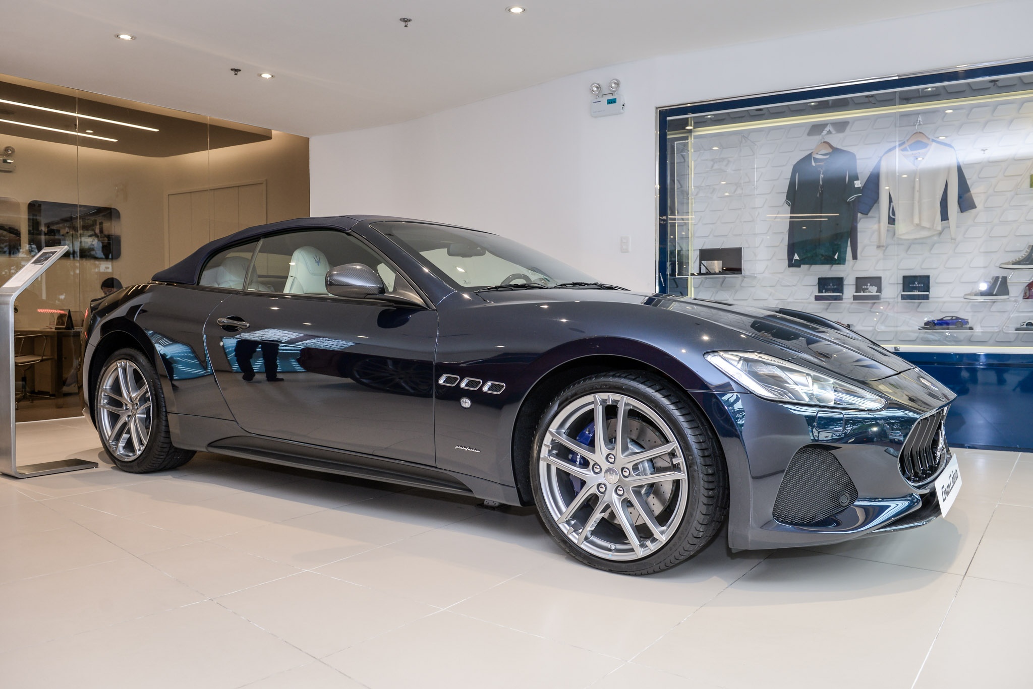 gia Maserati GranCabrio anh 13