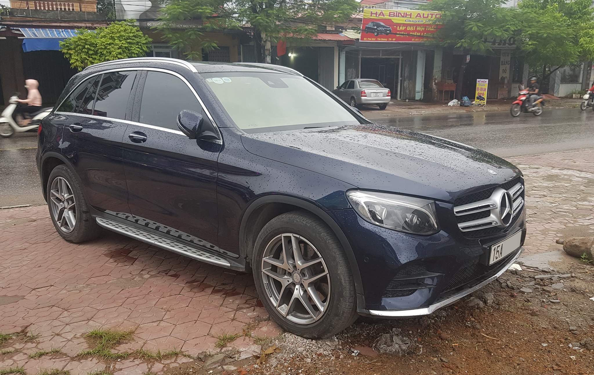 Khach doa kien dai ly Mercedes vi khong bao hanh GLC loi vi sai hinh anh