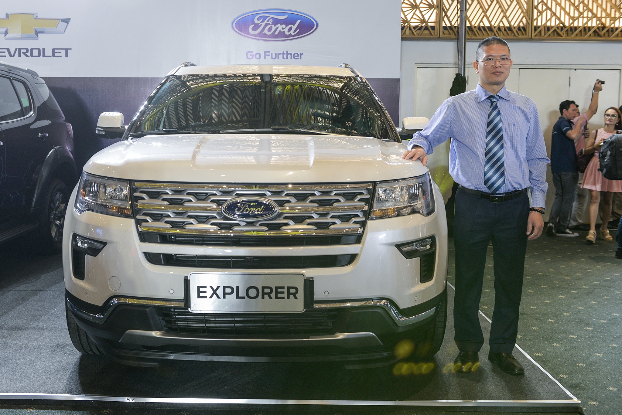Dai ly ban Ford Explorer 'bia kem lac' hon 200 trieu dong hinh anh