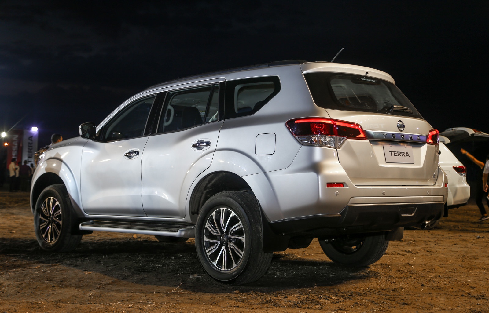 giá Nissan Terra ảnh 2 gia Nissan Terra anh 2