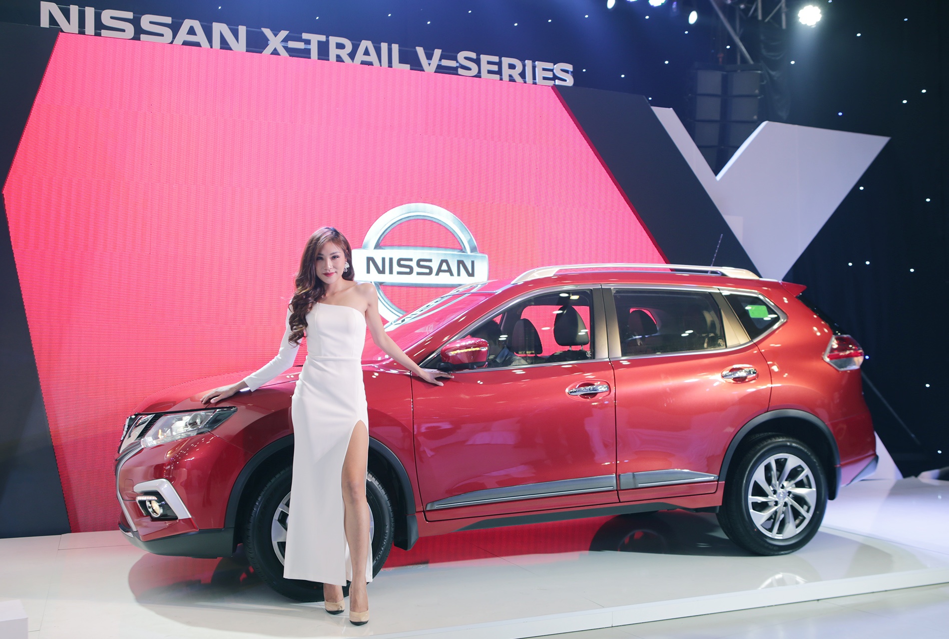 Nissan X-Trail V-Series gia tu 991 trieu dong - doi thu Honda CR-V hinh anh