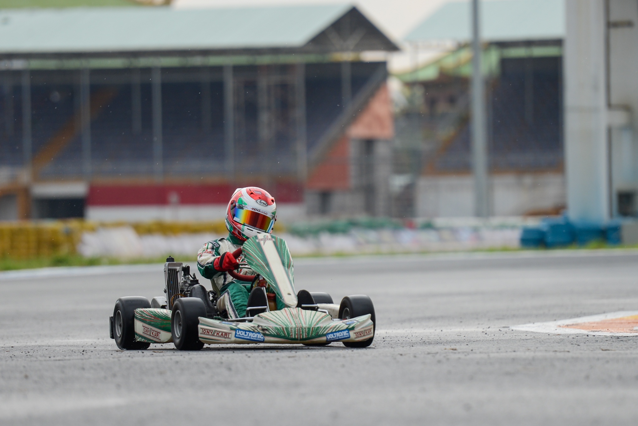 dua be 11 tuoi dua Go-Kart anh 12