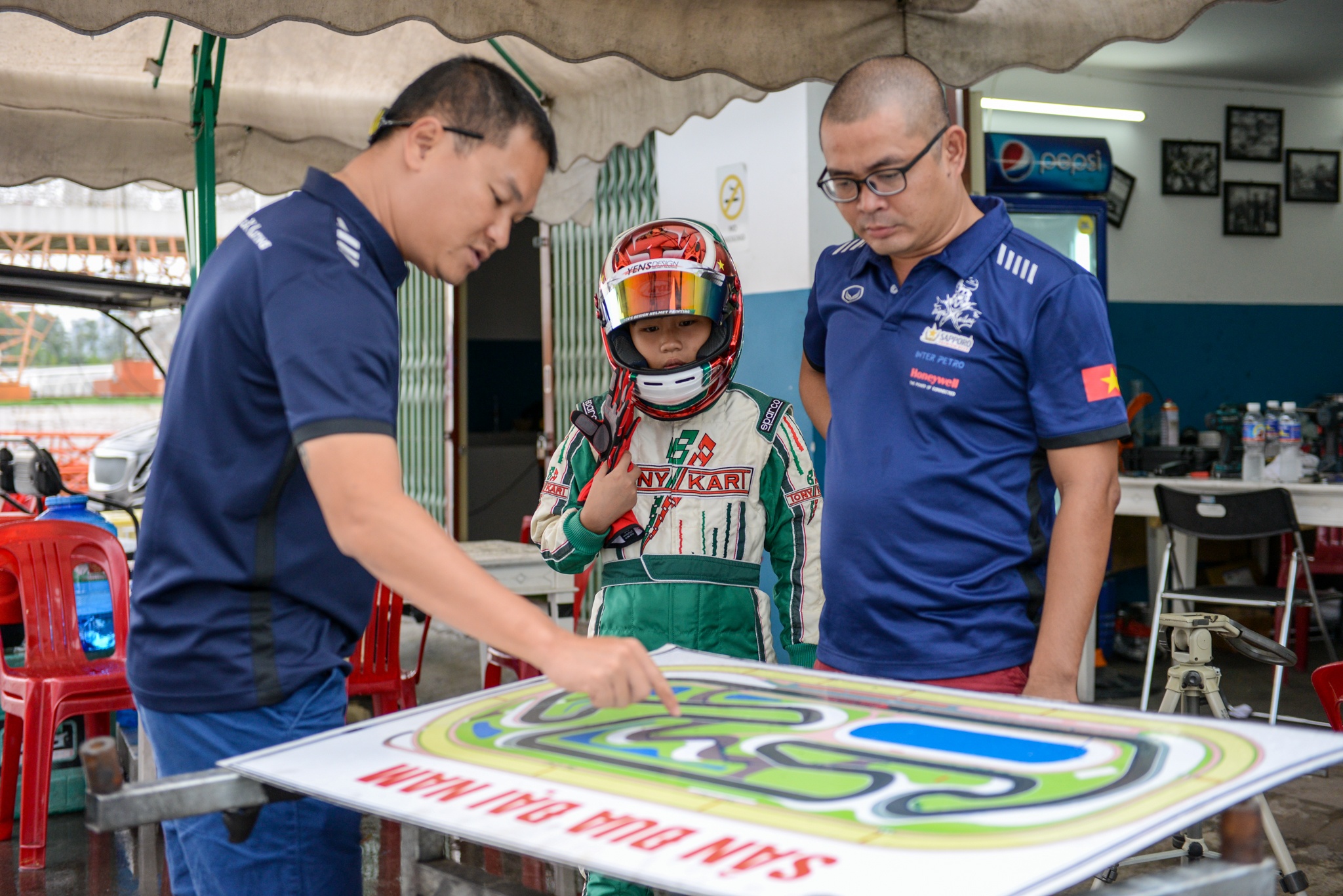 dua be 11 tuoi dua Go-Kart anh 5
