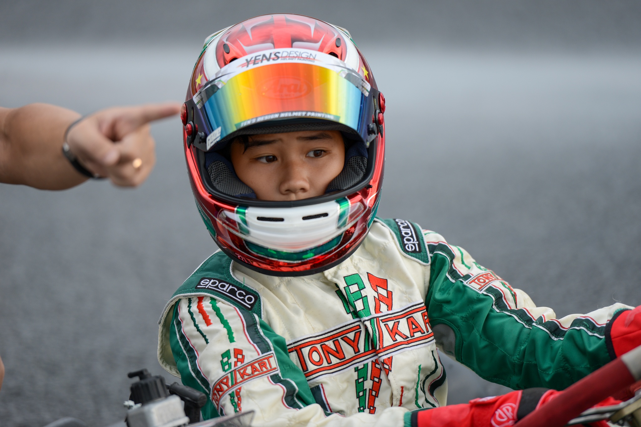 dua be 11 tuoi dua Go-Kart anh 1