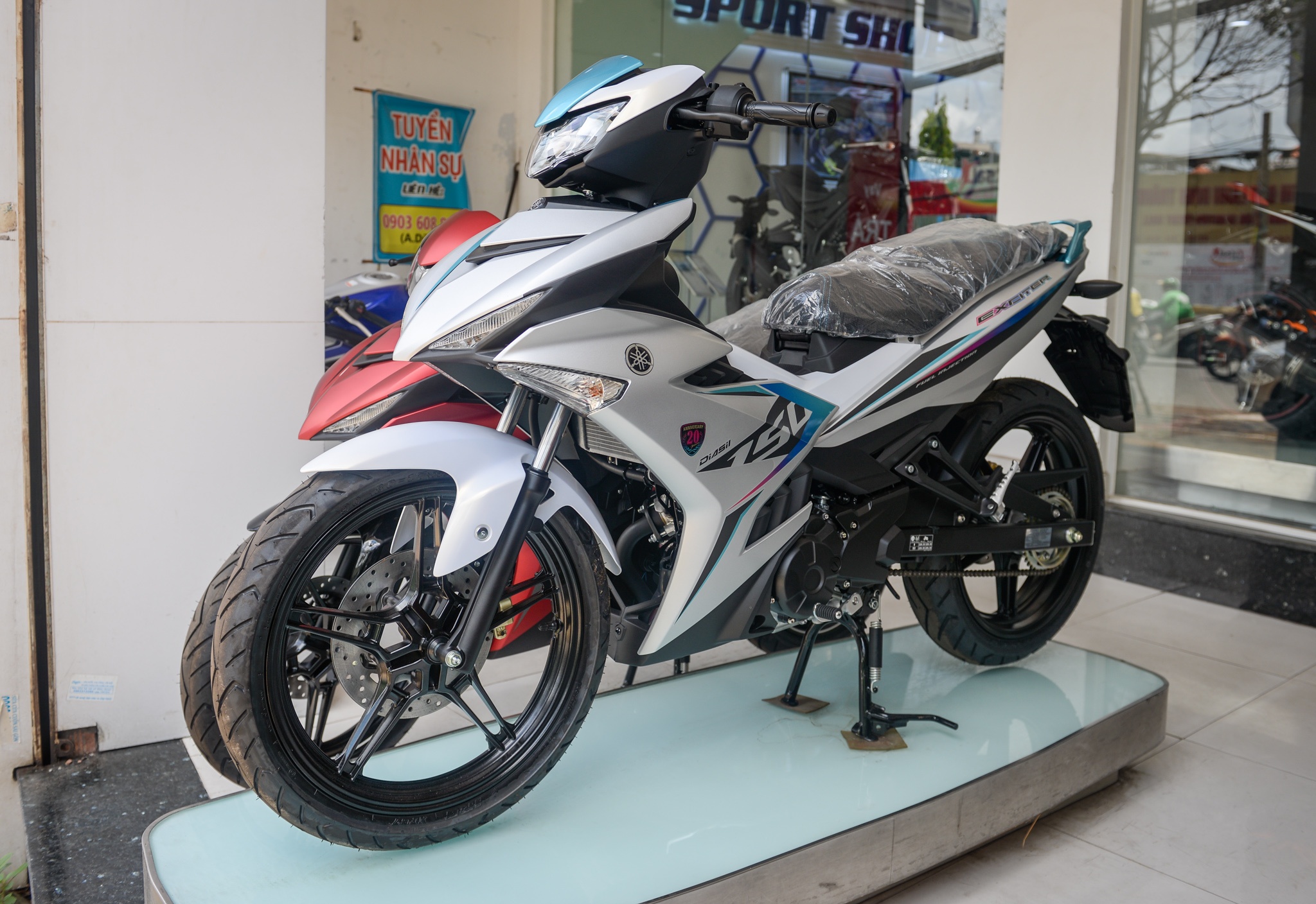 Yamaha Exciter 2018 co them mau tem moi, gia 48 trieu dong hinh anh