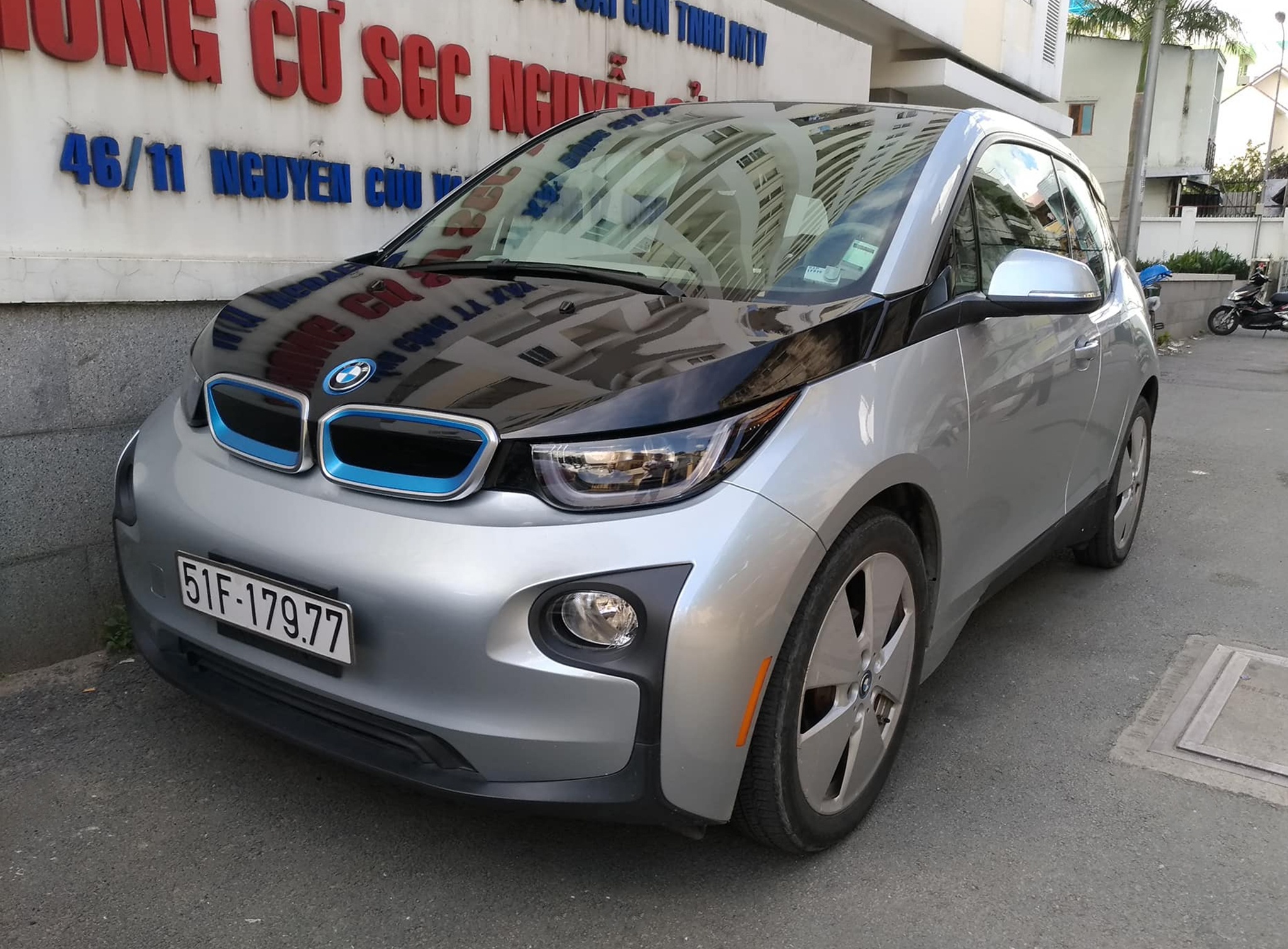 BMW i3 doc nhat Viet Nam tai xuat tren pho Sai Gon hinh anh