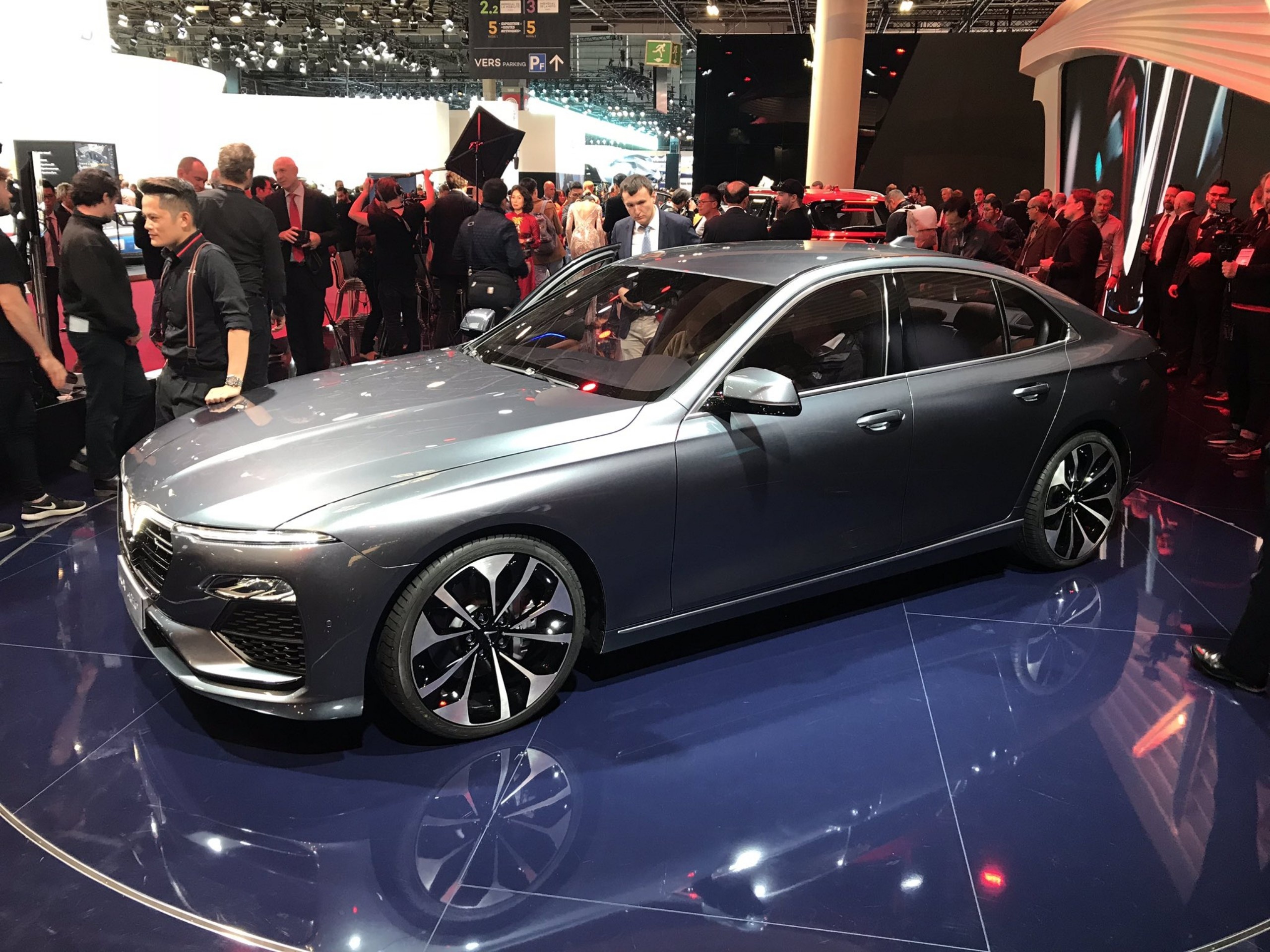 Anh thuc te xe VinFast vua ra mat o Paris Motor Show hinh anh
