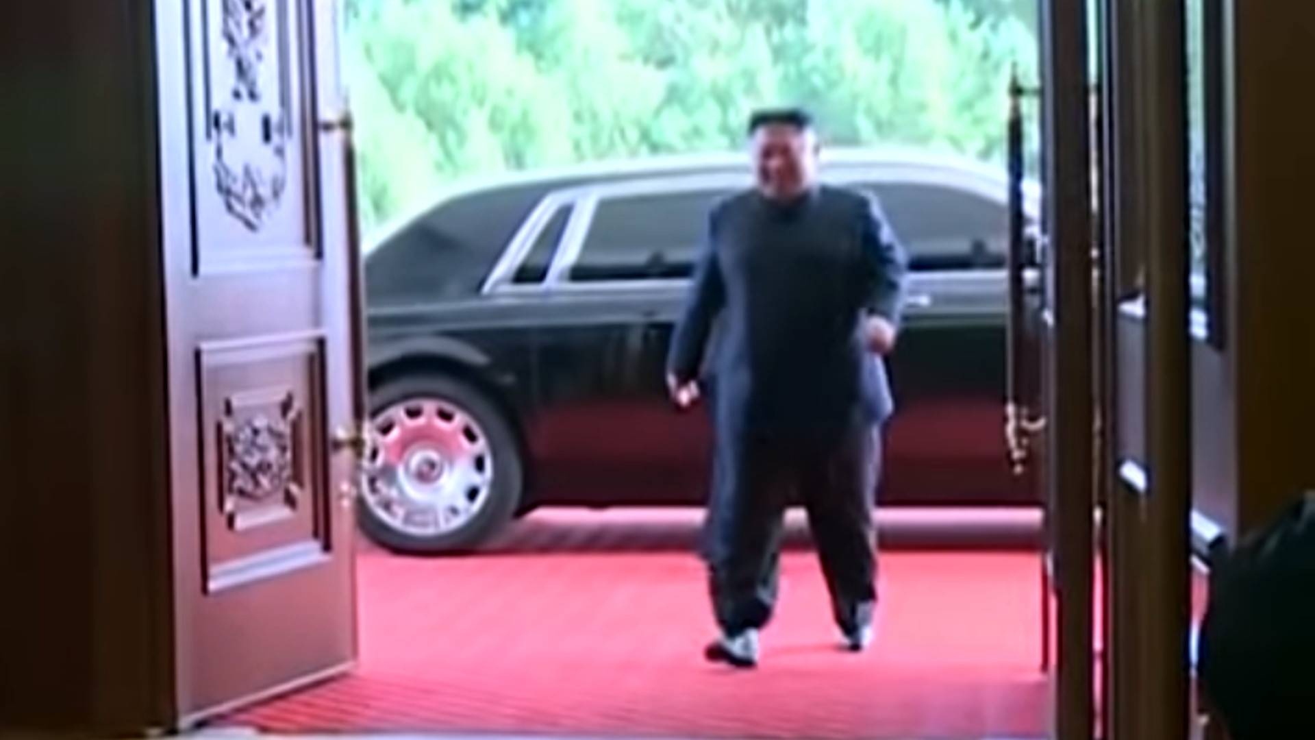 Ong Kim Jong Un xuat hien cung chiec Rolls-Royce Phantom hinh anh