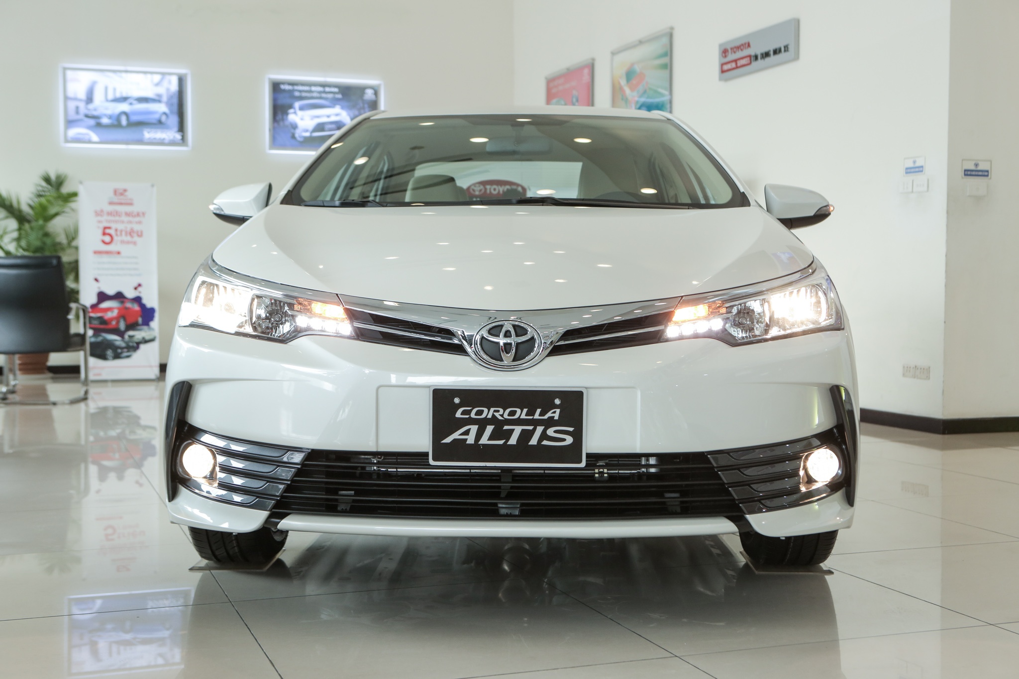 Tang gia ban, Corolla Altis 2018 bo sung nhung tinh nang gi tai VN? hinh anh