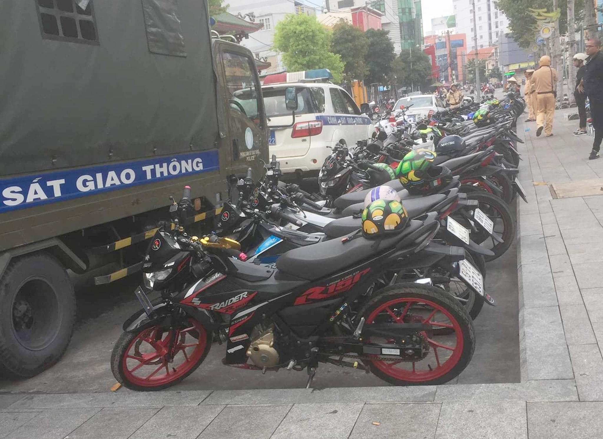 Di offline, 43 chiec Suzuki Raider bi bat o Binh Duong hinh anh