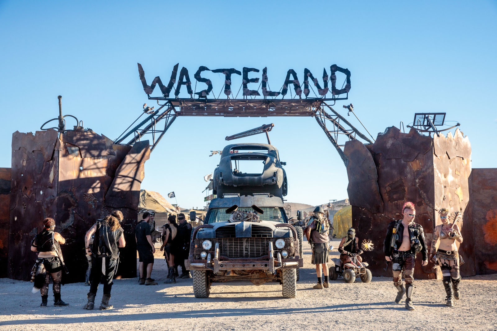 Le hoi xe Mad Max co mot khong hai tai My hinh anh