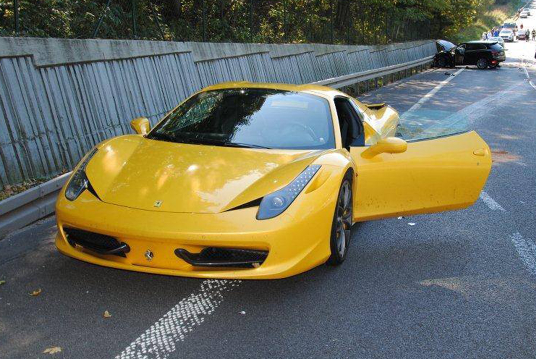 Dua voi Ferrari, tai xe Porsche Cayenne gay tai nan chet nguoi hinh anh