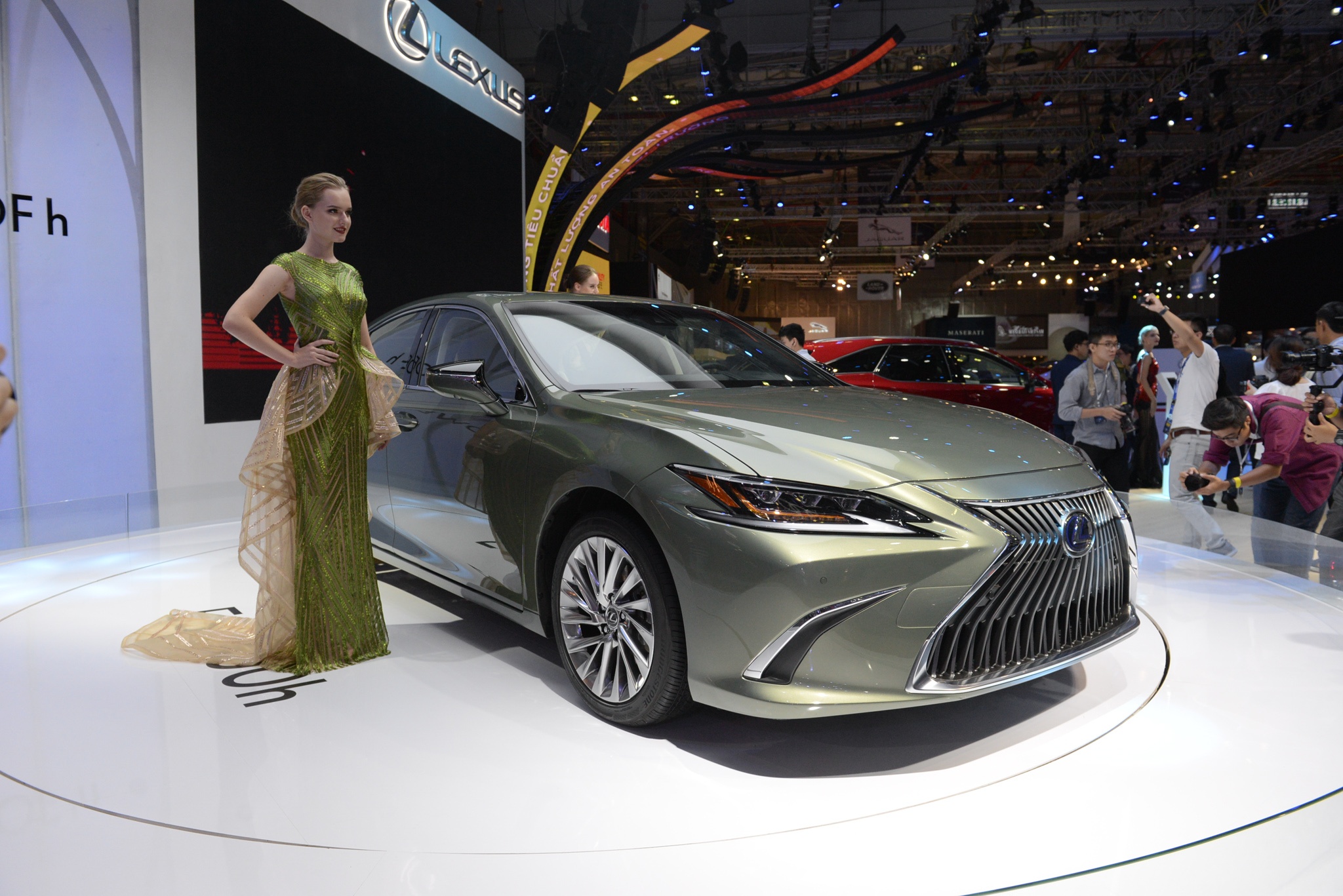 Lexus ES 2019 ra mat tai VN - doi thu cua BMW 5-Series va Audi A6 hinh anh