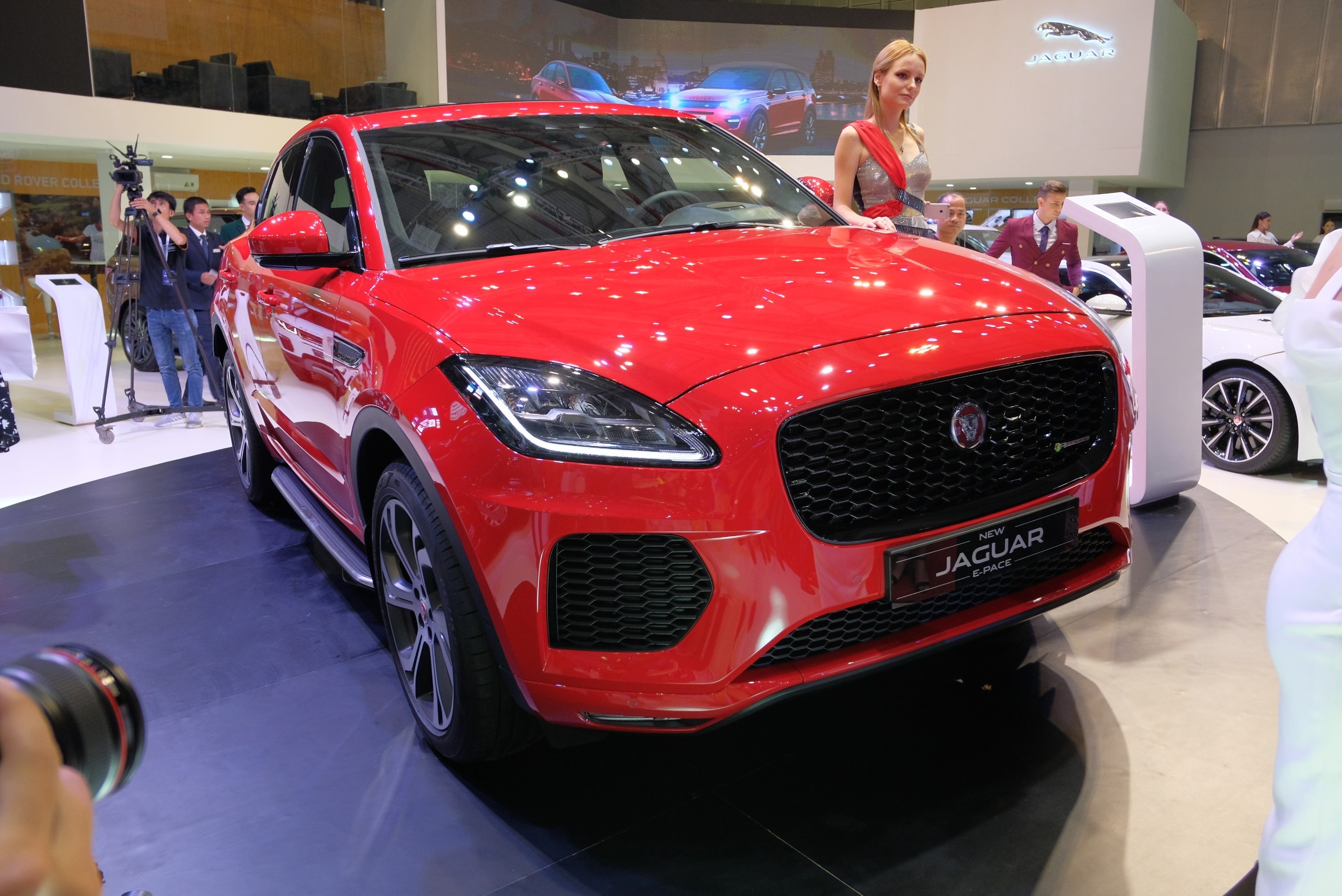 Oto nhap gia tot, xe sang dua nhau ra mat ngay khai mac VMS 2018 hinh anh