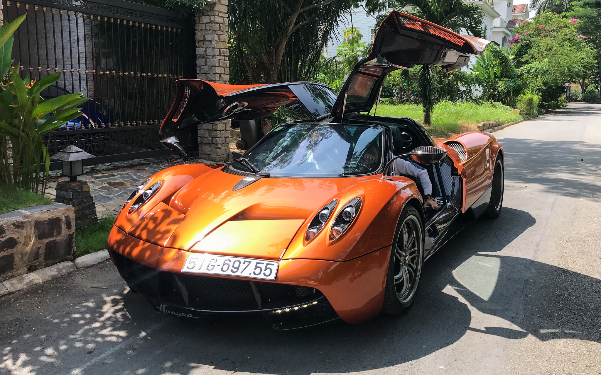Sieu xe Pagani Huayra cua Minh nhua ra bien so hinh anh