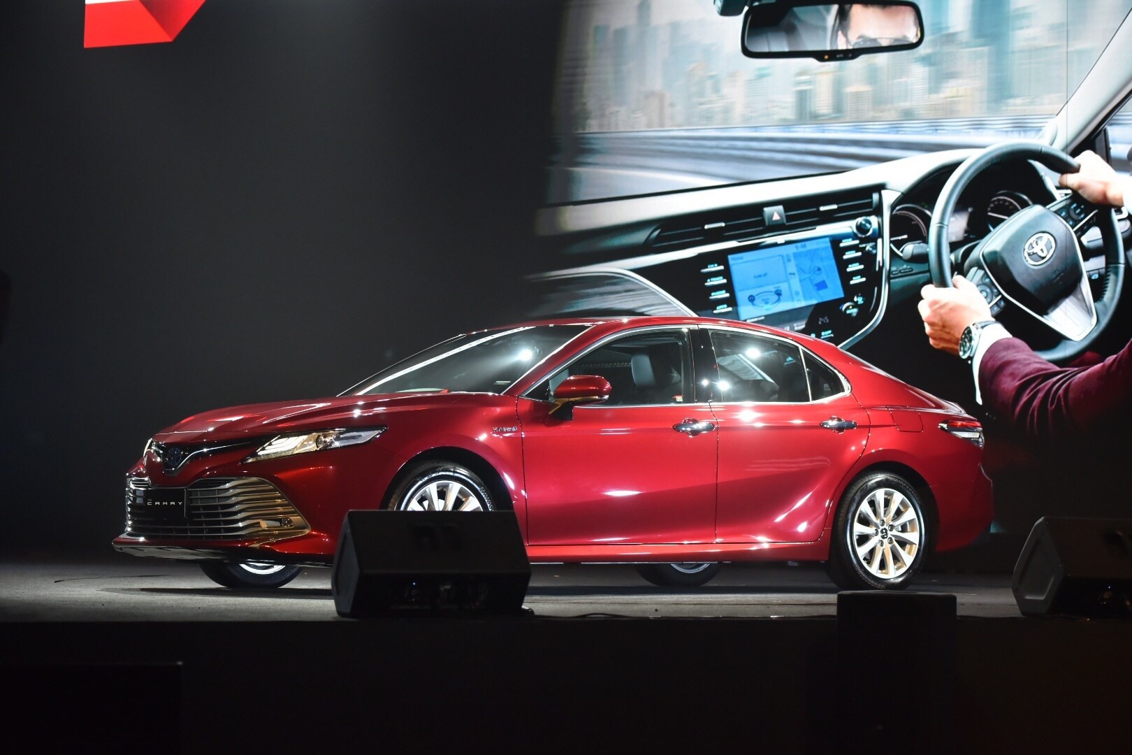 gia Toyota Camry 2019 anh 2