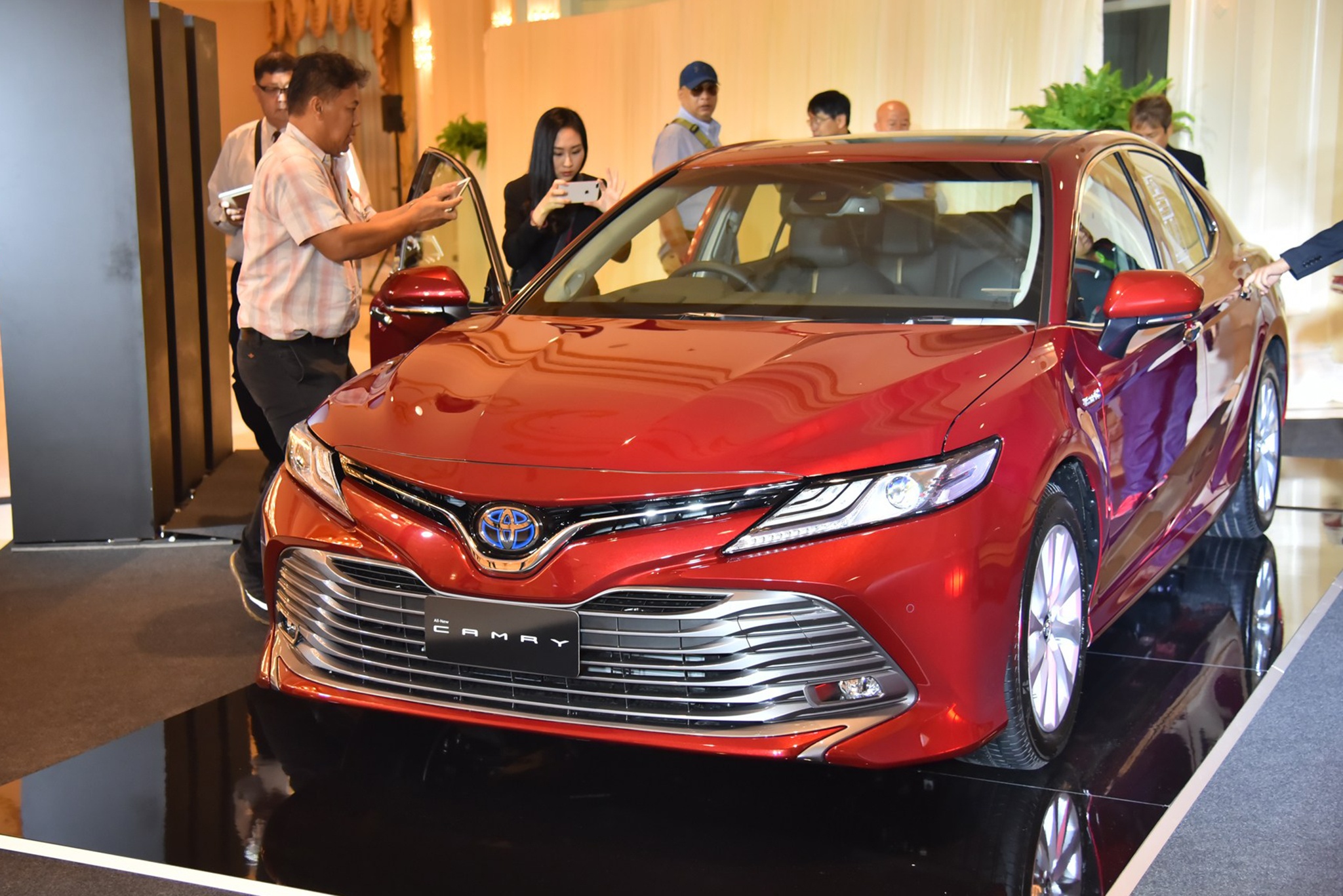 Toyota Camry 2019 ra mat tai Dong Nam A, gia tu 43.600 USD hinh anh