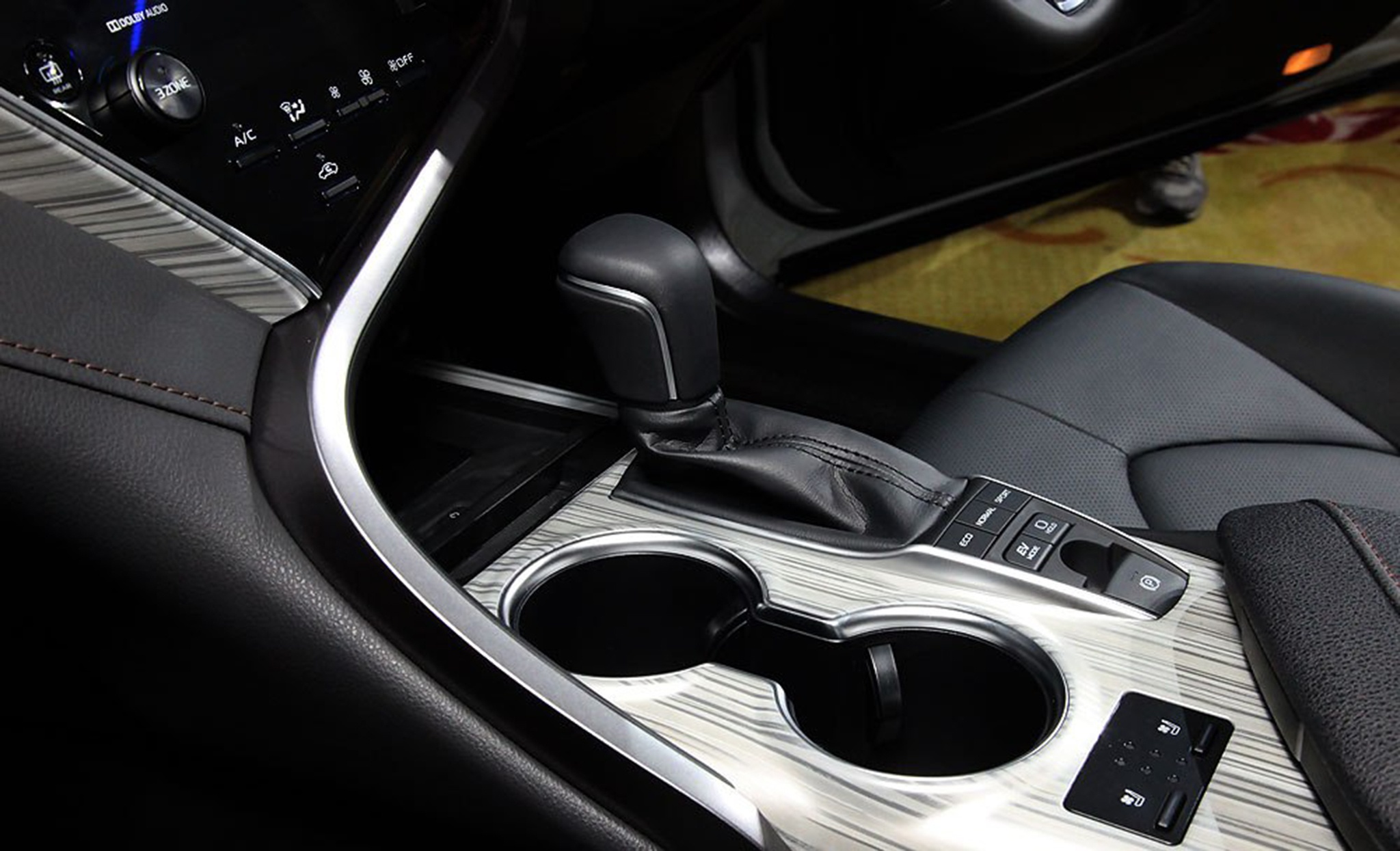 gia Toyota Camry 2019 anh 9