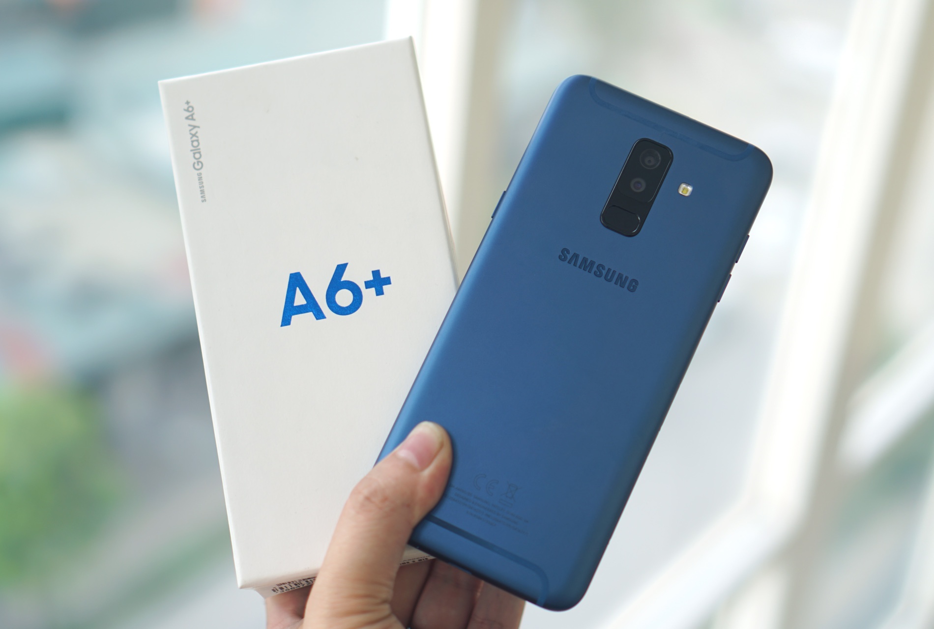 Danh gia Samsung Galaxy A6+: Man hinh ruc ro, pin tot hinh anh