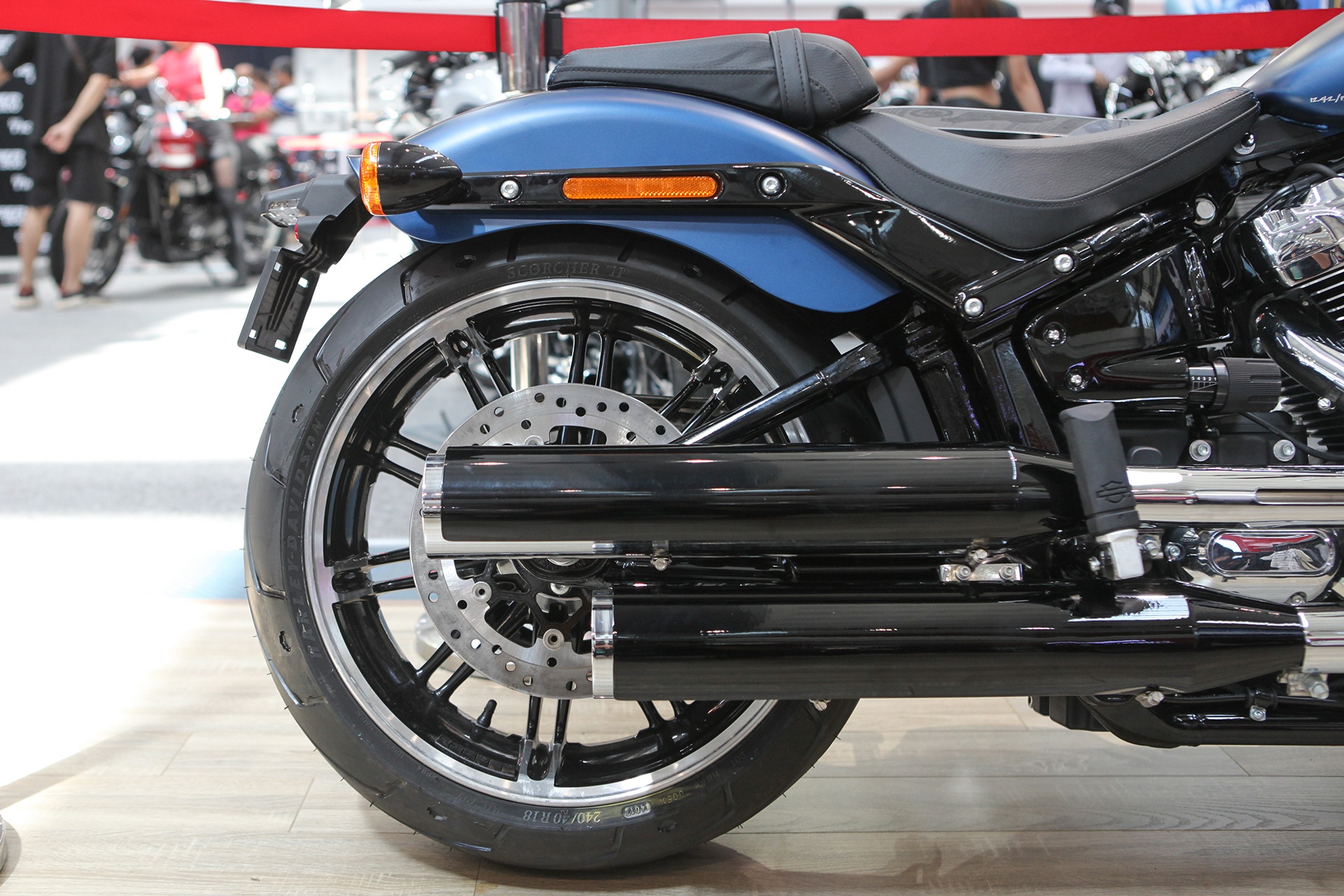 Can canh Harley-Davidson BreakOut 115 Anniversary anh 4