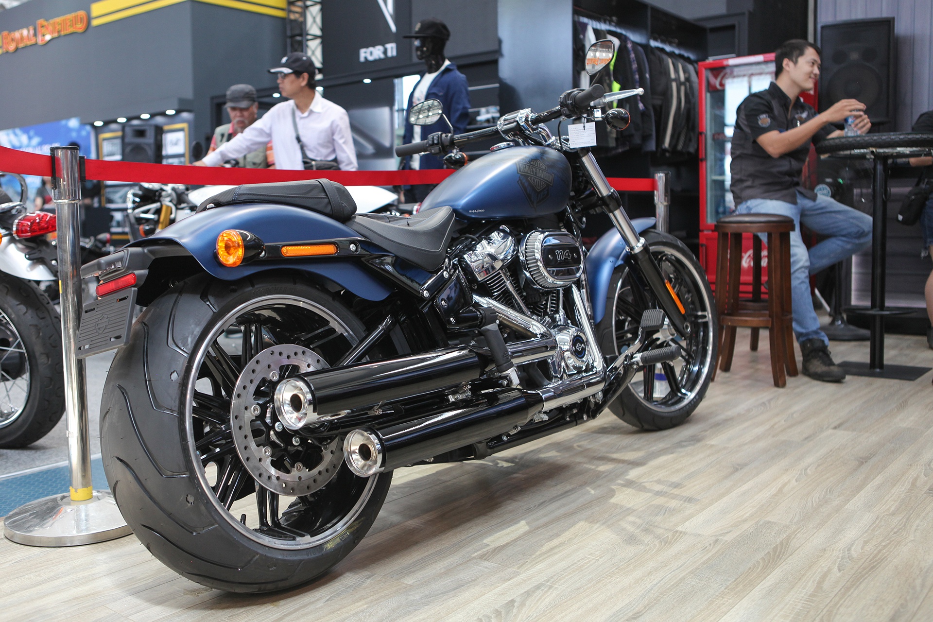 Can canh Harley-Davidson BreakOut 115 Anniversary anh 8