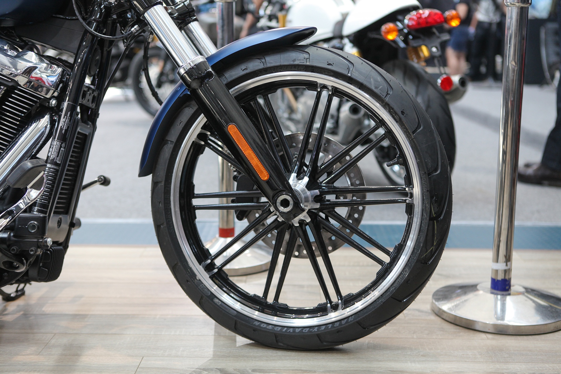 Can canh Harley-Davidson BreakOut 115 Anniversary anh 3