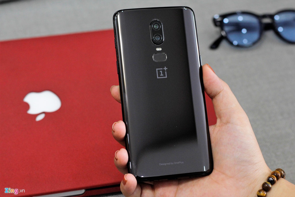 OnePlus 6 ban chay hon iPhone X anh 2