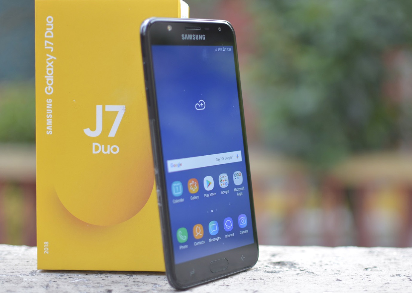 smartphone tam trung vua ve Viet Nam anh 5