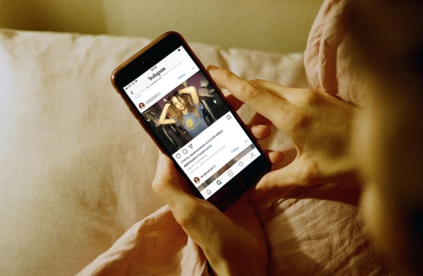 dien thoai dang theo doi nguoi dung qua camera anh 3